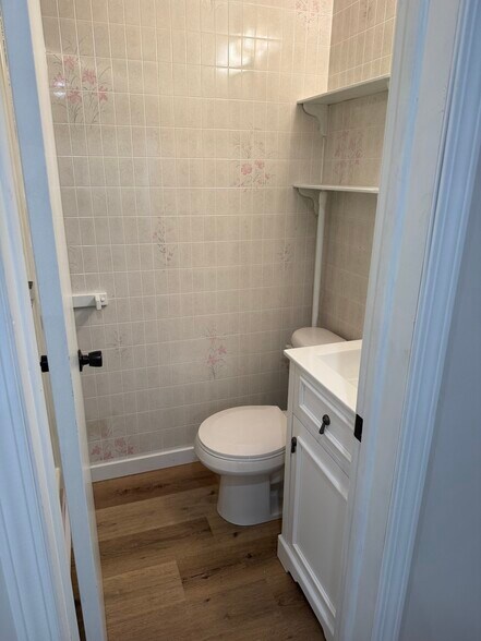 Rear bathroom - 134 Maple St