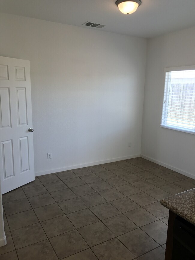Building Photo - 3 bed 2 bath home for rent