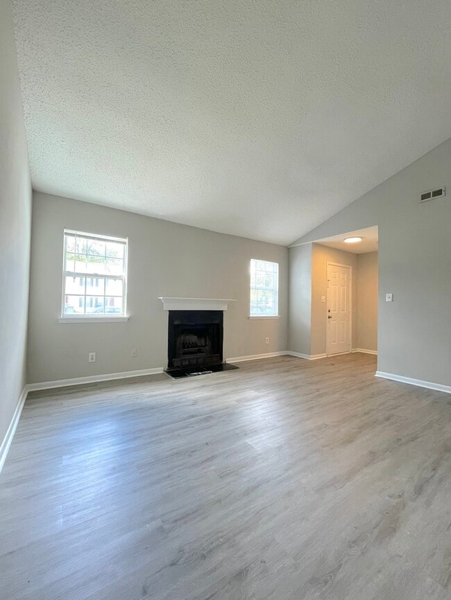 Building Photo - UPDATED 2BED/1BATH TOWNHOME IN TOWN CENTER...