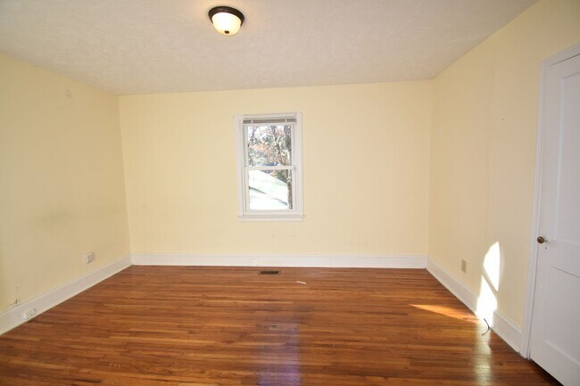 Building Photo - 2 Bedroom and 1 Bath Home (Pets Negotiable)
