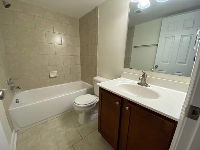 Main Bath - 1283 Schaub Dr
