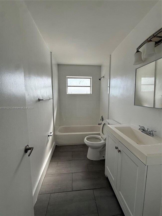 Building Photo - 16890 NE 21st Ave