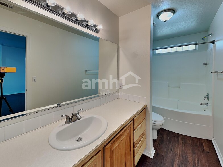 Building Photo - 410 S Saddlerock Ave