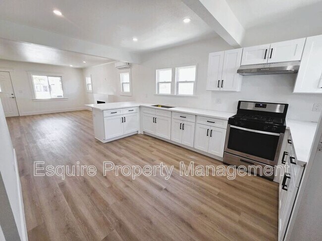 Building Photo - 514 S Seaward Ave
