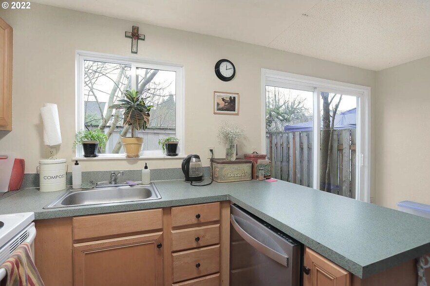 Building Photo - 4167 SE Cesar E Chavez Blvd