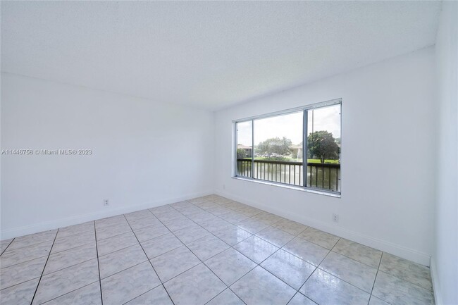 Building Photo - 9962 Twin Lakes Dr