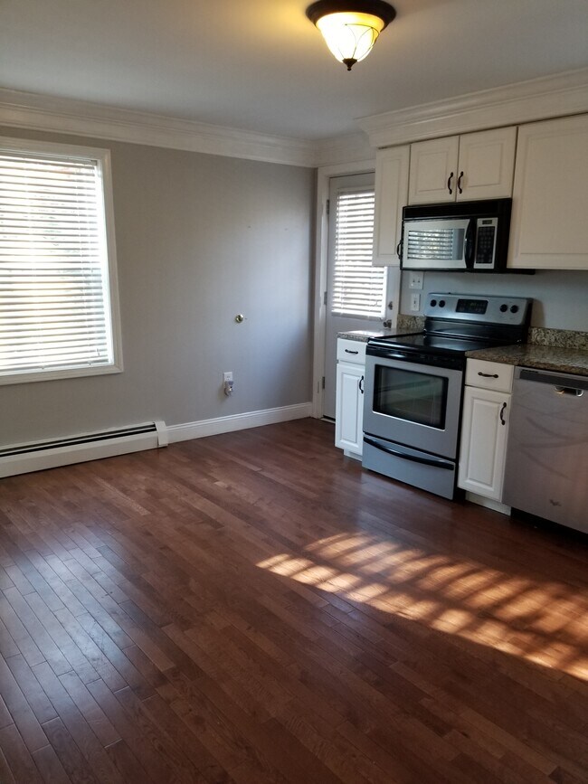 Building Photo - 370 High St