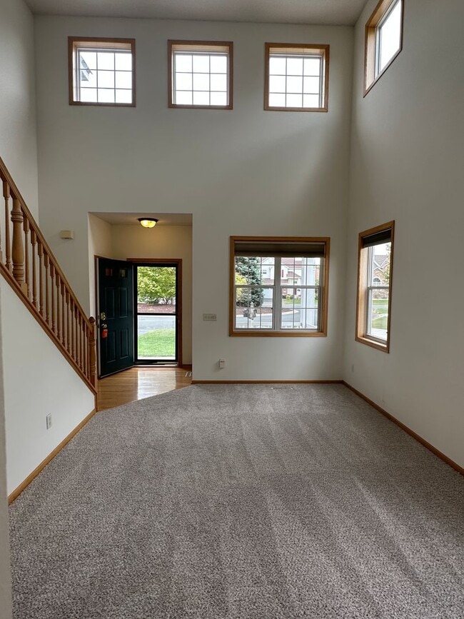 Building Photo - Spacious Single Family Home, Fireplace, 3....