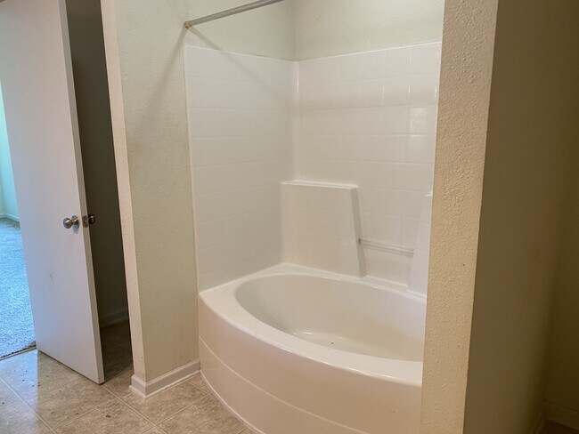 Building Photo - 204 Valleyside Dr NE