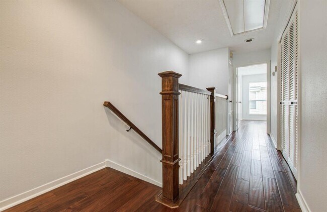Building Photo - 926 Memorial Village Dr