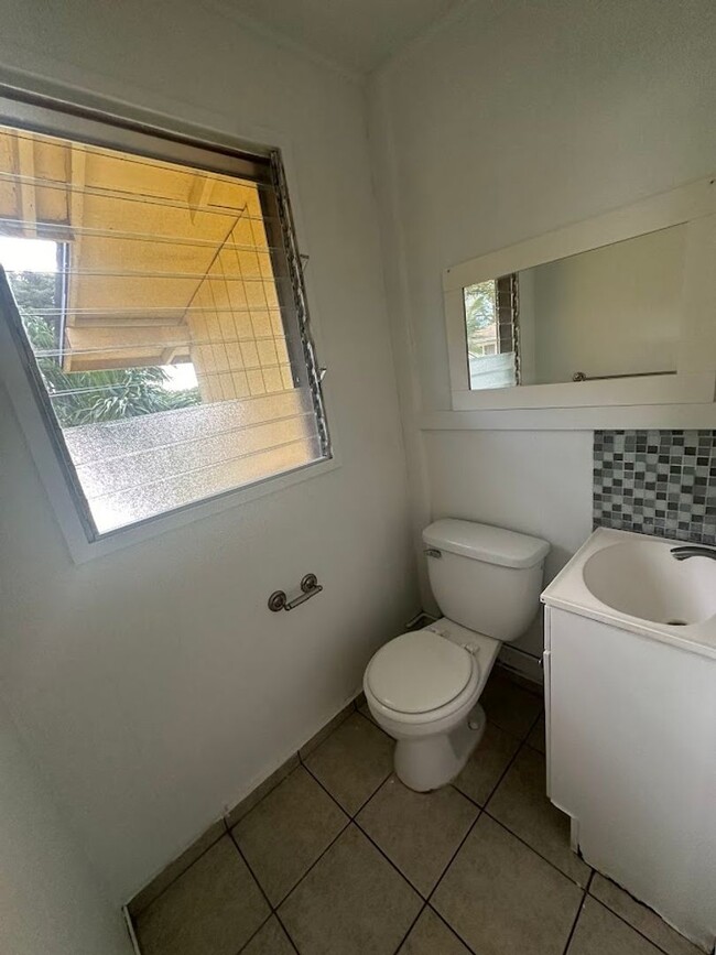 Building Photo - KALIHI UKA House 6 bedrooms, 2 full bath a...