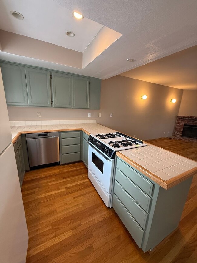 Building Photo - 2 bed / 2 bath two story in prime La Cresc...