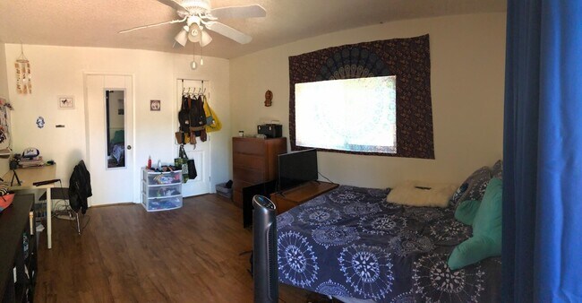 Building Photo - Rarely Available Private 5 Bed 3 Bath House w/ 2 Masters