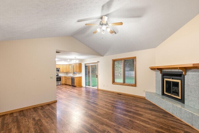 Building Photo - All brick home in Glendale schools!