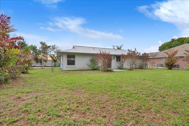 Building Photo - 841 NW Riverside Dr