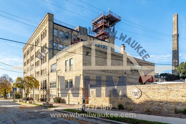 Building Photo - 904 E Pearson St