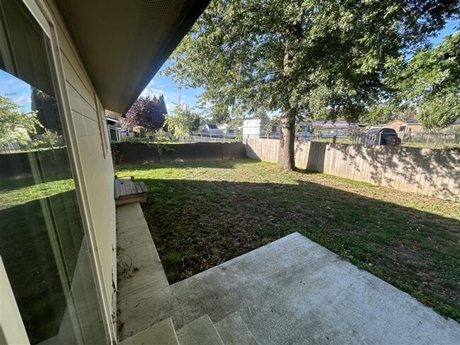 Building Photo - Three Bedroom House for Rent in Everson with fenced backyard and garage