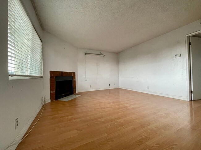 Building Photo - 107 S Muscatel Ave