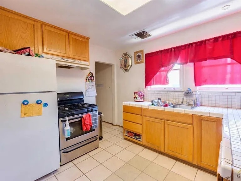Building Photo - 300 San Emidio St