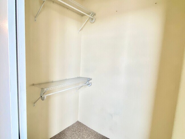 Building Photo - City Living!  Very Spacious 1 Bed 1 Bath W...