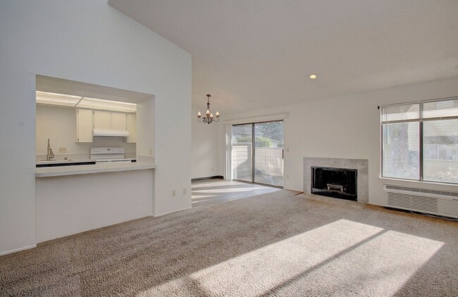 Building Photo - WELL MAINTAINED 2 BR, 2 BA TOWNHOME BY VAN MALL AREA!