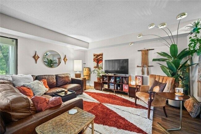 Building Photo - 4902 University Ave