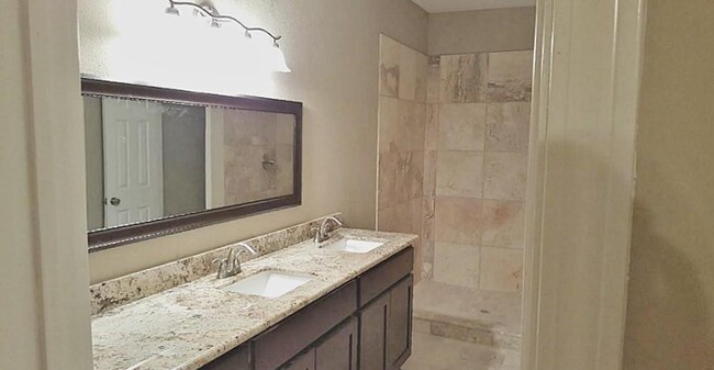 Building Photo - 17573 Red Oak Dr