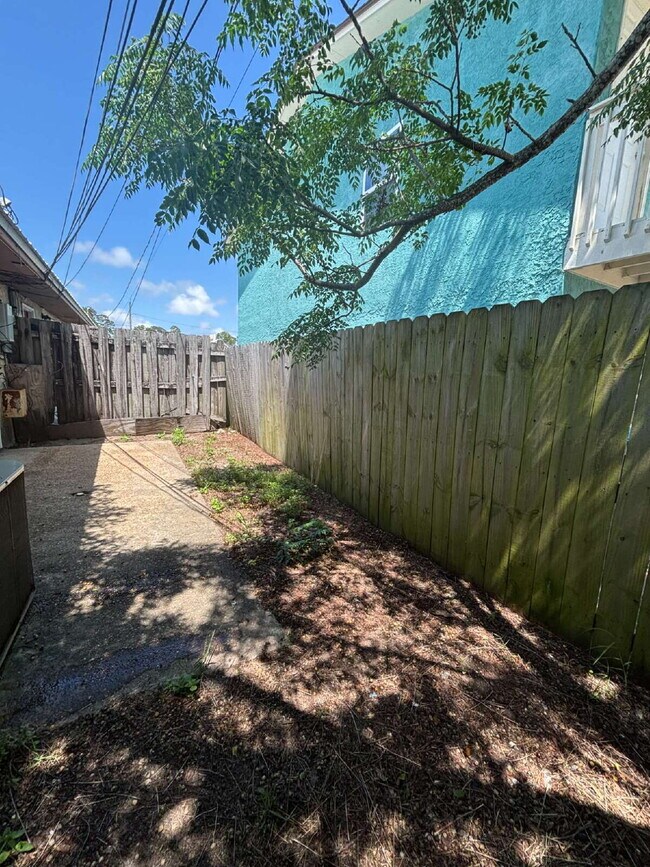 Building Photo - "Charming 2-Bedroom Retreat in Panama City...