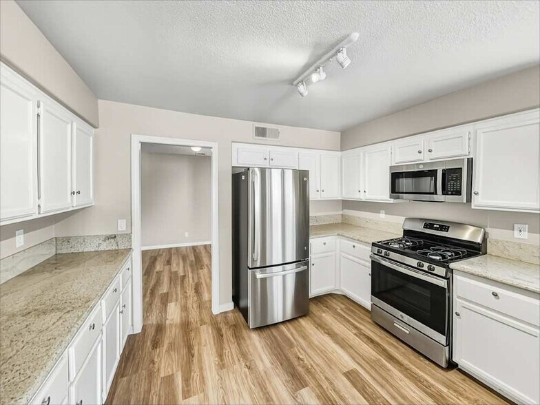 Building Photo - 3301 Hyannis Cir