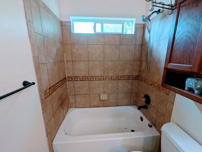 Building Photo - 749 Country Club Dr