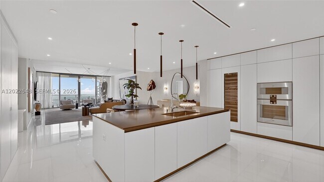 Building Photo - 300 S Biscayne Blvd
