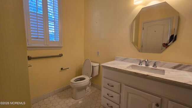 Building Photo - 16 Golden Willows Ave