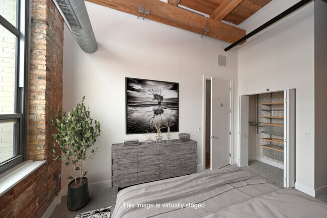 Building Photo - 770 W Gladys Ave