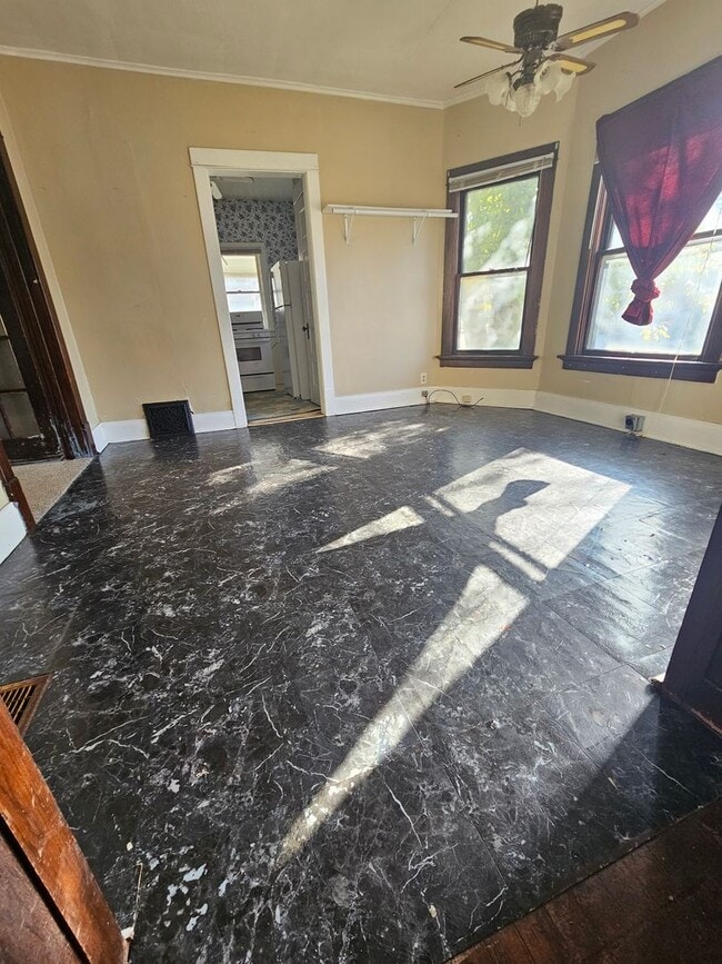 Building Photo - Newly Painted 2 bedroom