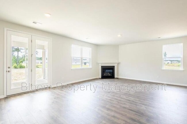 Building Photo - 528 Misty Blf Cir