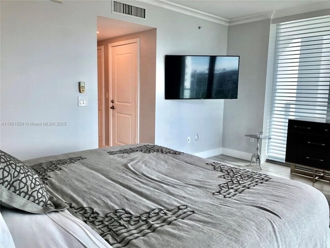 Building Photo - 3101 S Ocean Dr