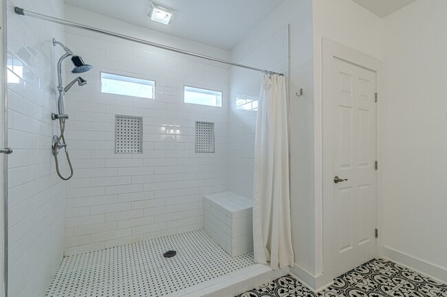 Building Photo - 311 W Mistletoe Ave