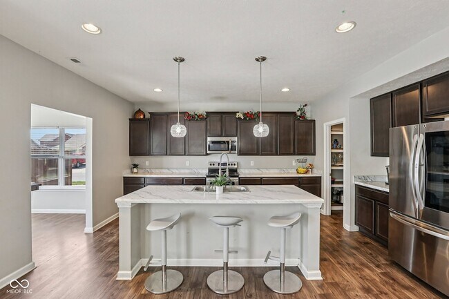 Building Photo - 6673 Laurelwood Dr
