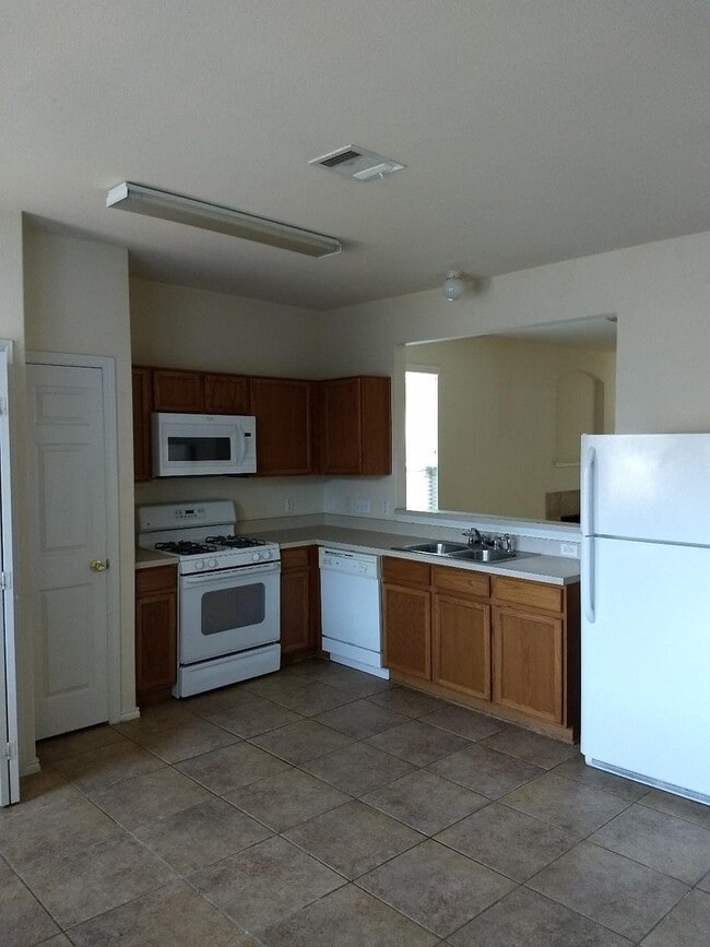 Building Photo - Charming 3/2.5 Townhome for Rent in Kyle, TX