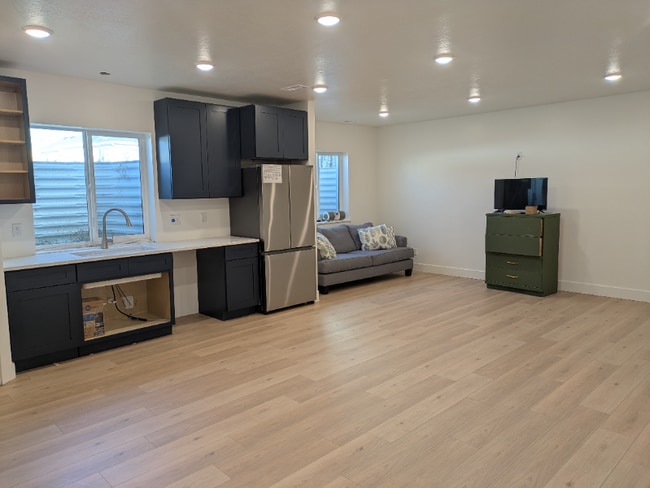 Building Photo - 1595 S 300 W