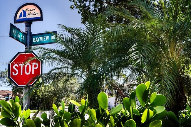 Building Photo - 1529 Bayview Dr