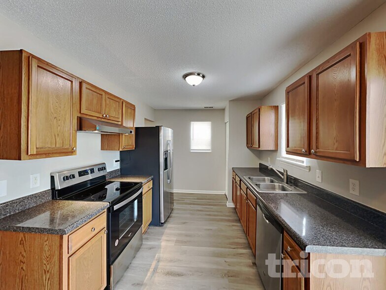 Building Photo - 204 Fox Grove Cir