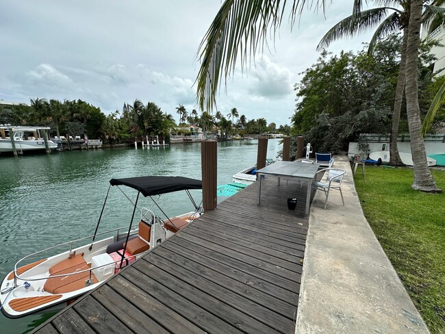 Building Photo - LARGE 1 BEDROOM FULLY FURNISHED IN WATERFR...