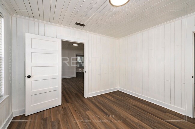 Building Photo - Adorable 3 Bed 2 Bath Cottage with Double ...