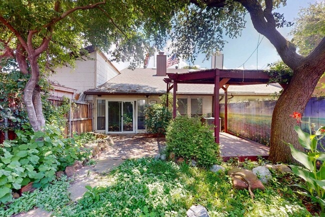 Building Photo - Spacious Townhome with Lake Views on a Pri...