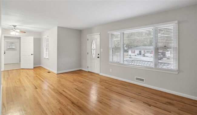 Building Photo - 2120 Meadowbrook Ln SE