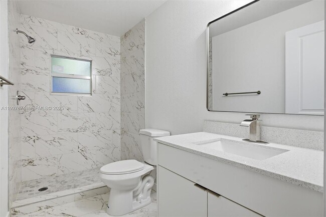 Building Photo - 465 NE 165th St