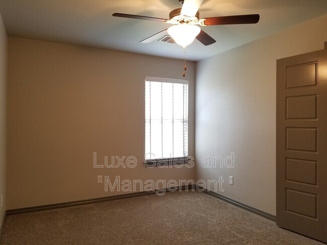 Building Photo - 1433 Kelley Pointe Pkwy