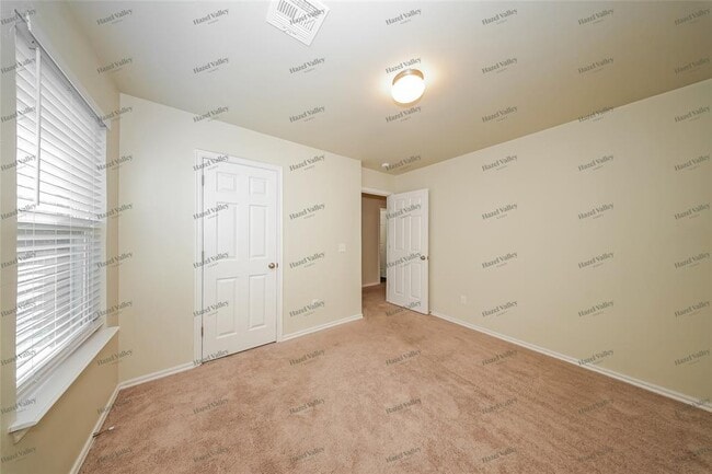 Building Photo - 10201 Hidden Village Dr