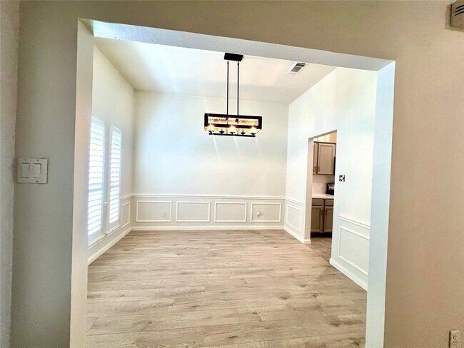 Building Photo - 5012 N Nelson Dr